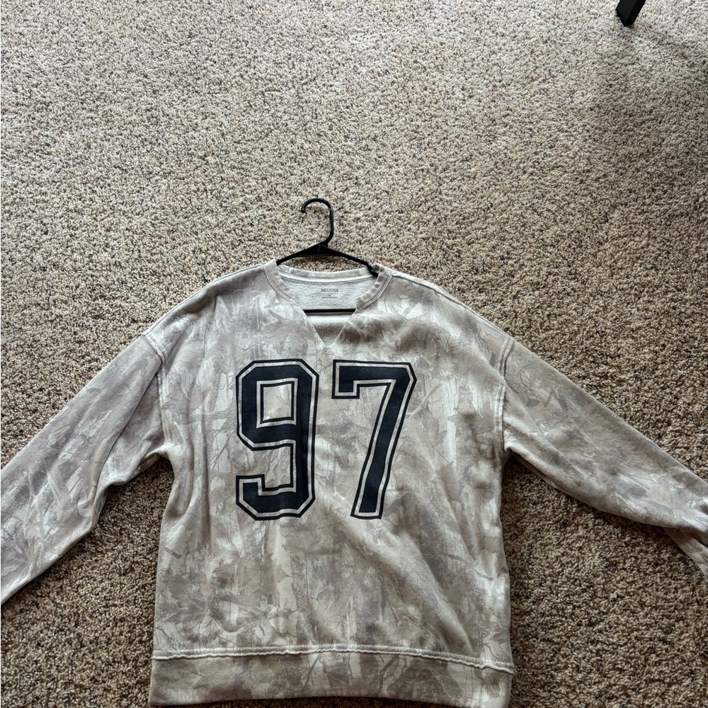 Hollister Gray Crewneck Sweater with Athletic Style